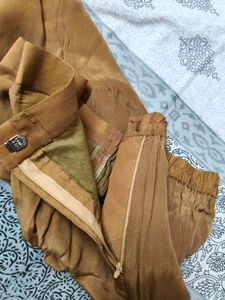 Women Thread Embroidered Crepe Kurta Set