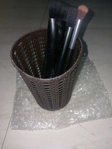 brush stand