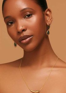 Gold Teardrop Pendant Necklace