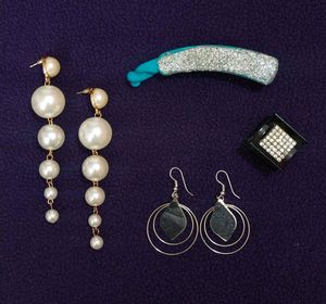 Set of 2 Earrings And Hair Clips 💖