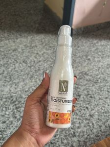 Skin whitening moisturiser with peach extract