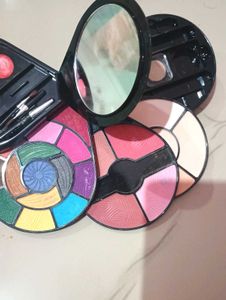 BEAUTIFUL MAKEUP KIT