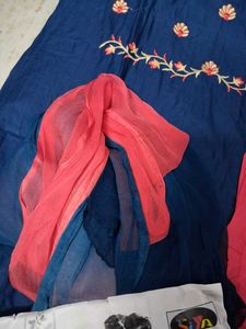 Embroidered Kurta Set M Size