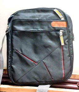 BLACK SLING BAG