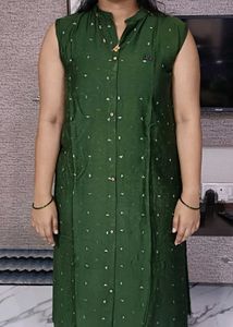 Sleevless green kurti
