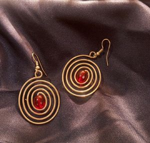 Spiral earings with red stone