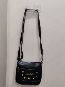 BLACK SLING BAG