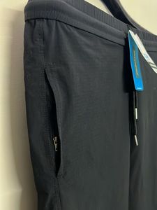 SKECHERS BLACK SOLID TRACK PANTS WITH 3 ZIP POCKET
