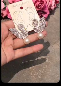 ✨ “Pearl Bow Glam Earrings”