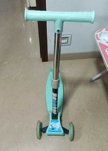 Kids' Three-Wheel Scooter