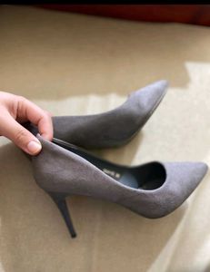 Dressberry Gray Pointed Heels