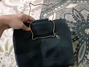 Black 🎀 Sling Bag 😊...