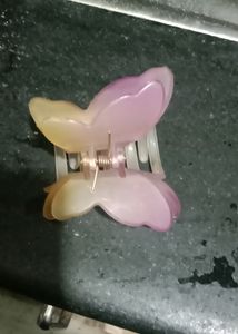 A Beautiful Butterfly Hair Cletcher For Ladies.