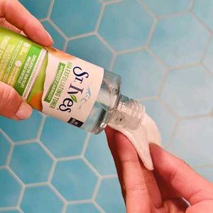 St. Ives Apricot 5% AHA Exfoliating Toner