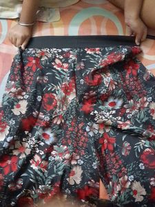 Beautiful black floral print polyester culotte...strachable elastic...no flaws...