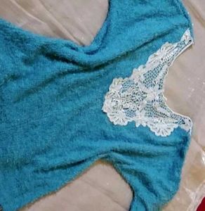 Woman&#39; pearl design top