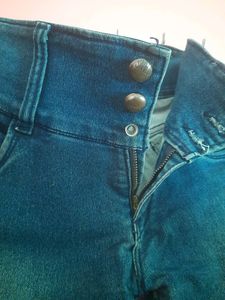 SLIGHTLY USED STRETCHABLE JEANS