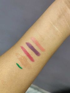 3 Lipsticks 1 Lipgloss +1 Eyeliner