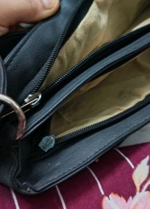 Luxurious Black Sling Bag!
