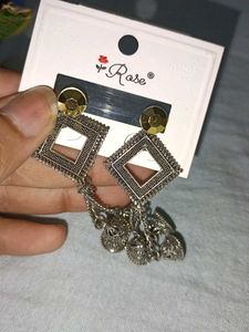 pair of 2 earrings,1 is stud and the other earing