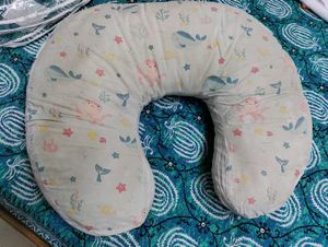 Haus and kinder Mom feeding Pillow