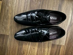 Black Shiny Formal Shoes For Outfits