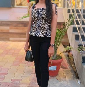 Women Stylish Sleevless Crop Tee