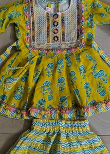 Girl&#39;s Yellow Printed Outfit