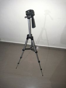 Tripod (Black, Supports Up to 3000 g)
