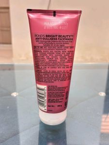 Pond&#39;s Bright Beauty Facewash