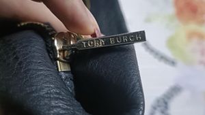 Tory Burch Leather Purse 👜