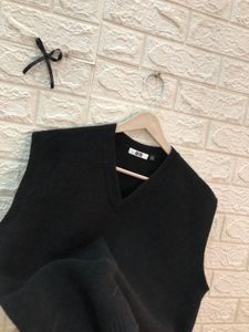 Uniqlo Original Black Sweater Vest🕶️‼️