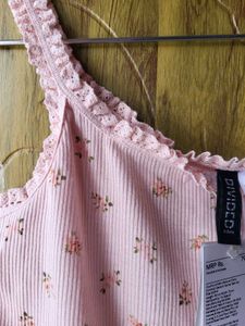 H&amp;M Floral Lace Trimmed Crop Top/ SIZE-M