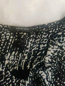 WOMEN&#39;S PRINTED RUFFLE TOP