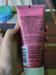 Pond&#39;s Bright Beauty Facewash