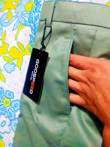 •Men&#39;s Green Formal Pant•