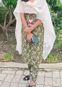 Green Sleeveless Kurta And Pant Set....