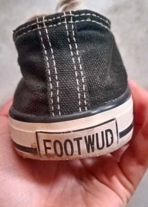 balck and white converse