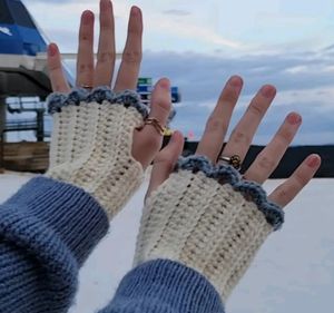 crocheted fingerless hand warmers