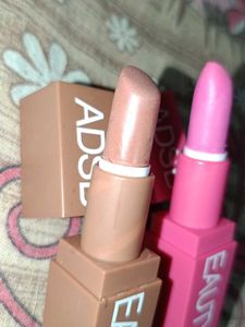 a brown 🟤 and pink 🩷 lipstick