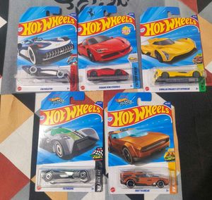 Hot Wheels Set Of 5 w/Ferrari And Treasure Hunt