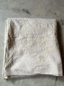 embroidered dining table Mate