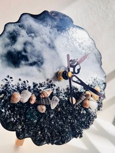 Resin table clock