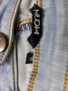 Light Wash Mom Fit Jeans With Chain Details