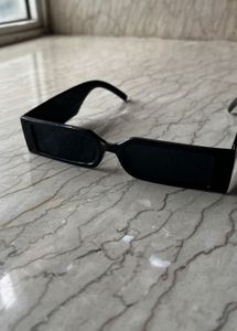 Sleek Black Retro Sunglasses