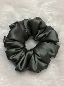 Pure satin scrunchies🎀
