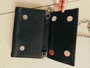 Black Chain Details Sling Bag