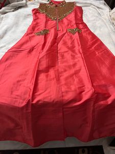 Its A Long Kurti With Front Zip Up to Waist