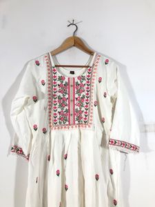 Off White Emboridered Kurta Set(Women’s)