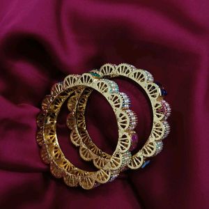 Elegant Gold-Toned Bangle Set